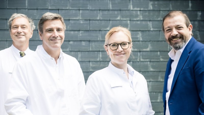 Gruppenbild mit Ärzten und einem Verwaltungsmitarbeitenden