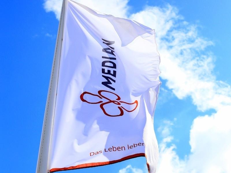 Eine Fahne mit dem Logo von MEDIAN und dem Claim "Das Leben leben"