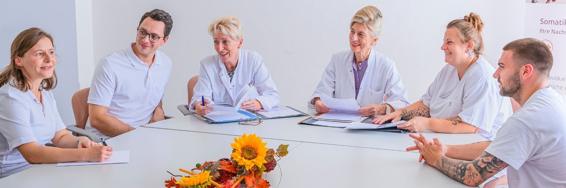 EIn interdisziplinäres Team in einer Besprechung