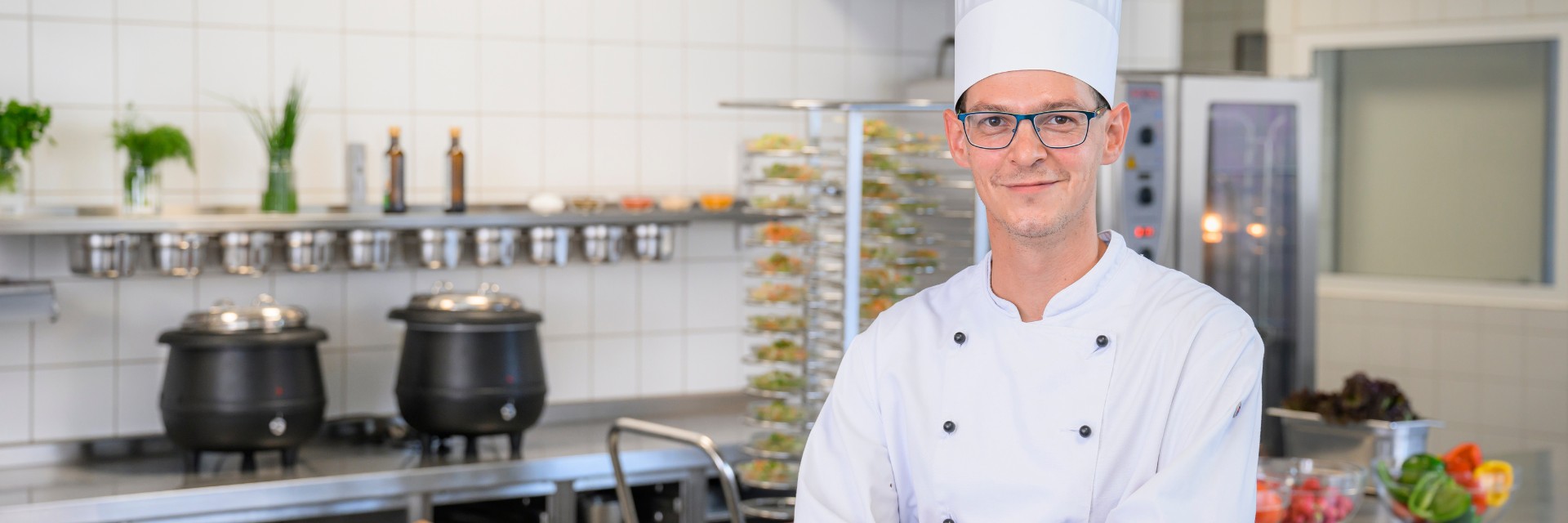 Portraitaufnahme eines Kochs in einer Großküche