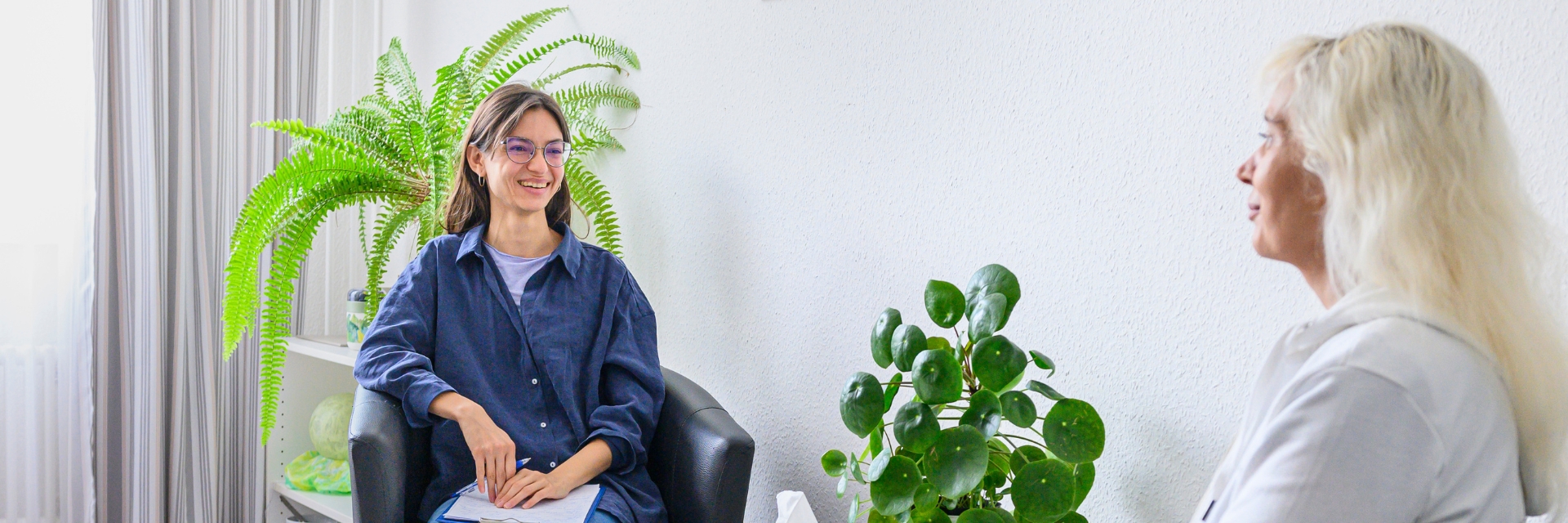 Eine Psychologin im Gespräch mit einer Patientin