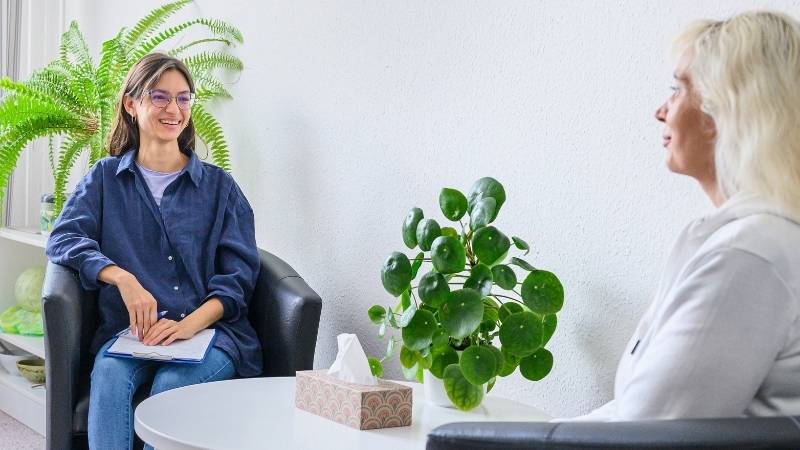 Eine Psychologin im Gespräch mit einer Patientin